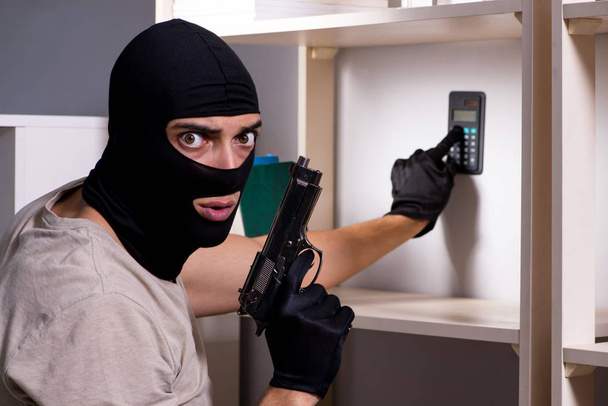 Ladrón con máscara de pasamontañas en la escena del crimen - Foto, Imagen