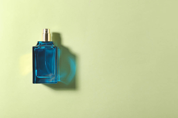 Bottle of perfume on color background, top view - Valokuva, kuva