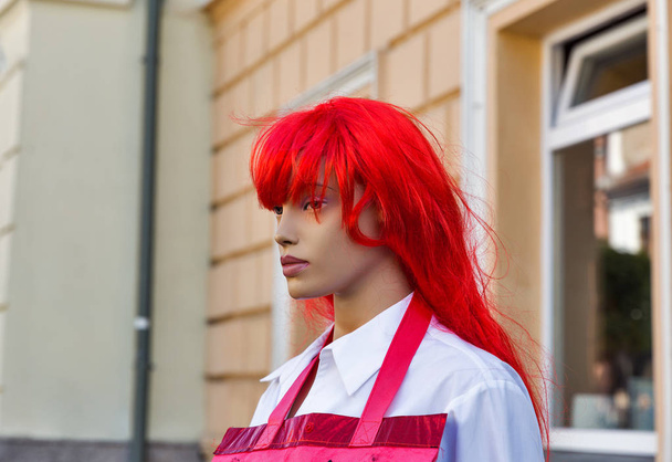 mannequin en perruque rouge dans la rue
 - Photo, image