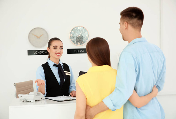 Female receptionist working with clients in hotel - Zdjęcie, obraz