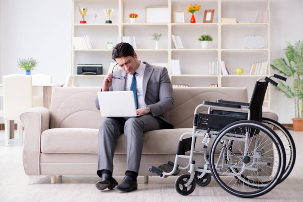Dsabled hombre de negocios en silla de ruedas trabajando en casa - Foto, Imagen