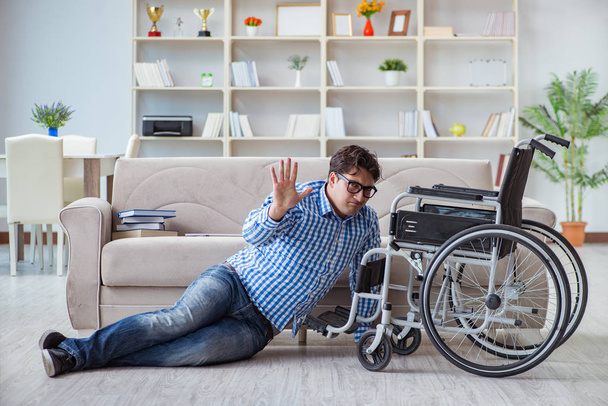 Jonge student rolstoel in gehandicaptenconcept - Foto, afbeelding