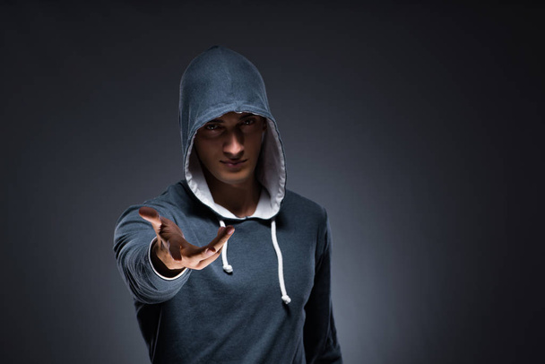 Innovációs koncepció fiatal férfival virtuális gombok nyomogatása - Fotó, kép