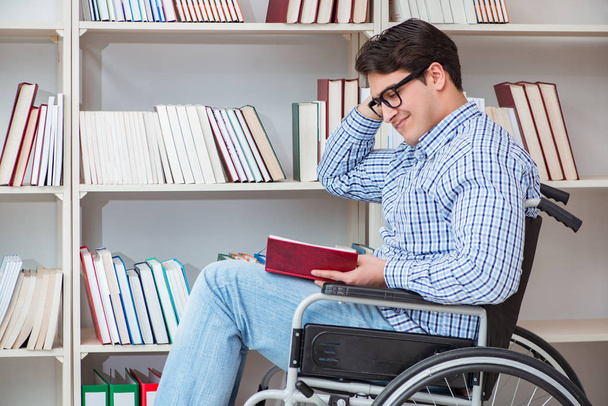 Uczniowie niepełnosprawni studiujący w bibliotece - Zdjęcie, obraz