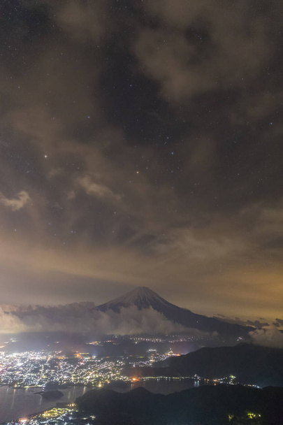 Dağ Fuji gece manzarası ile bulutlu gökyüzü ve Kawaguchiko Gölü, Japonya. - Fotoğraf, Görsel