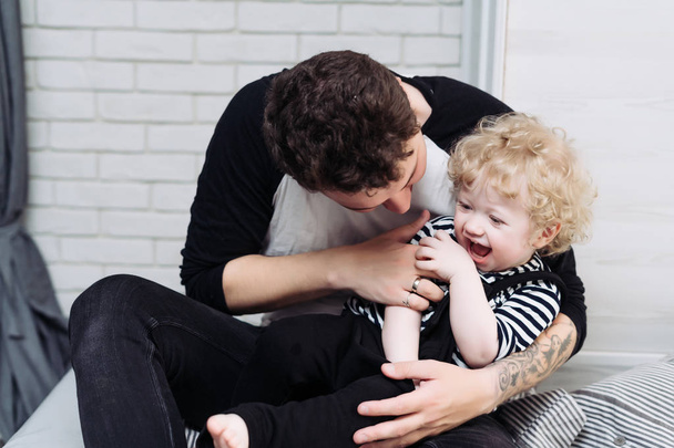 šťastná rodina, otec si hraje s jeho kudrnaté dítě chlapec, smích - Fotografie, Obrázek