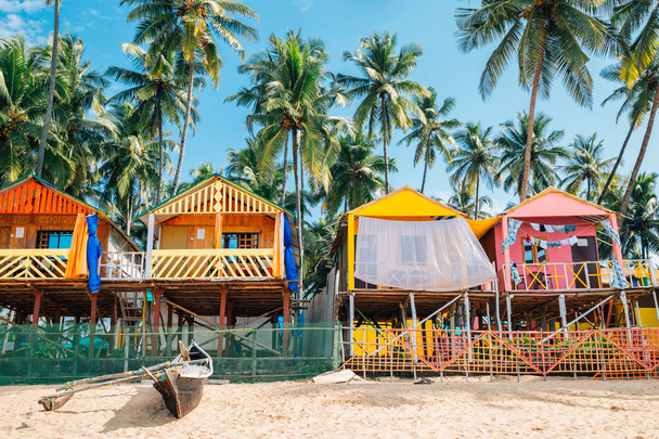 Tropikal palmiye ağaçları ve bungalow Palolem Beach'te, Goa, Hindistan - Fotoğraf, Görsel