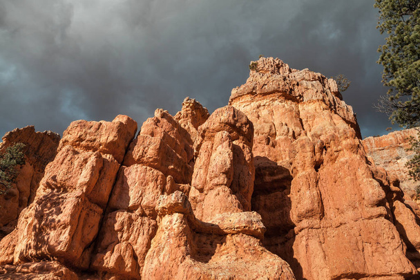 Close-up van Hoodoo rotsen en dramatische hemel in de buurt van Red Canyon - Foto, afbeelding