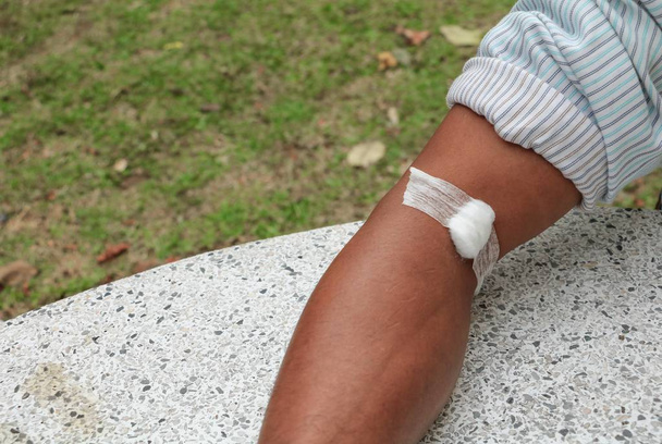 Bandage et gaze sur un bras après un test sanguin
  - Photo, image