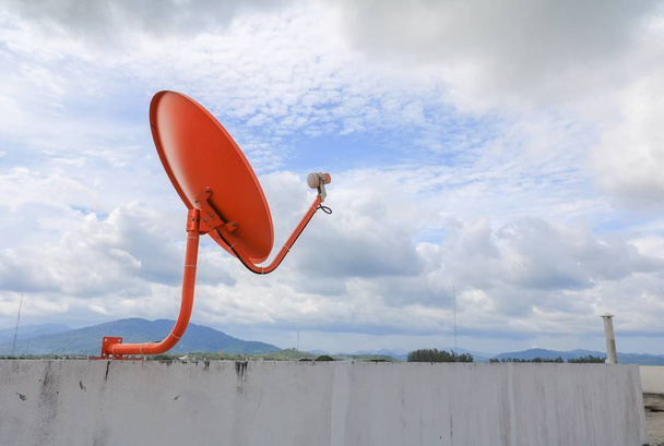satelitní anténu a televizní antény nové technologie s pozadí modré oblohy - Fotografie, Obrázek