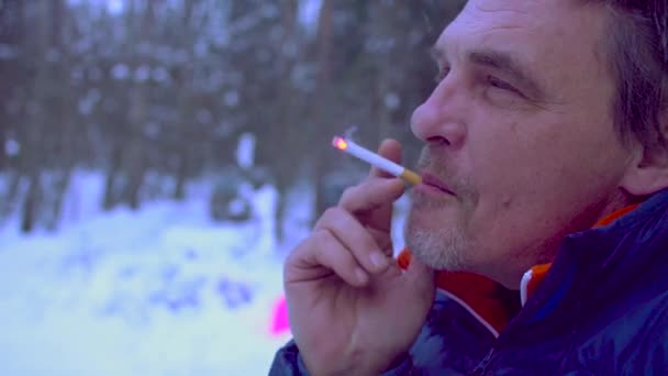 Портрет літнього чоловіка, який курить цигарку і говорить
 - Кадри, відео