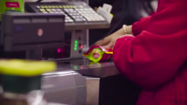 Donna che lavora al registratore di cassa nel negozio
 - Filmati, video