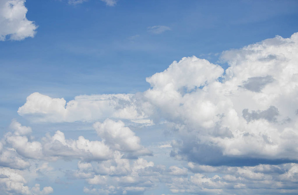 Голубое небо белый пейзаж облаков красивая природа
 - Фото, изображение