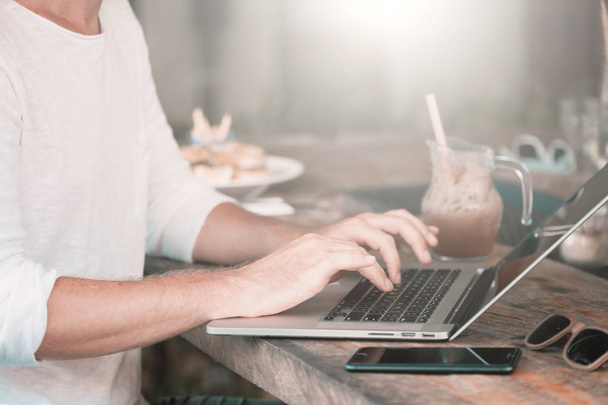 Jonge mannelijke freelancer zitten in Cafe werken in laptop - Foto, afbeelding