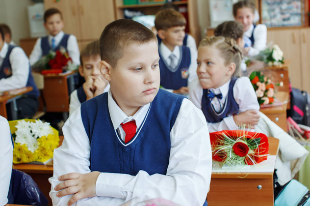 Bir tatil bir masada güzel okul çocuk. İlköğretim okulunda eğitim alır - Fotoğraf, Görsel