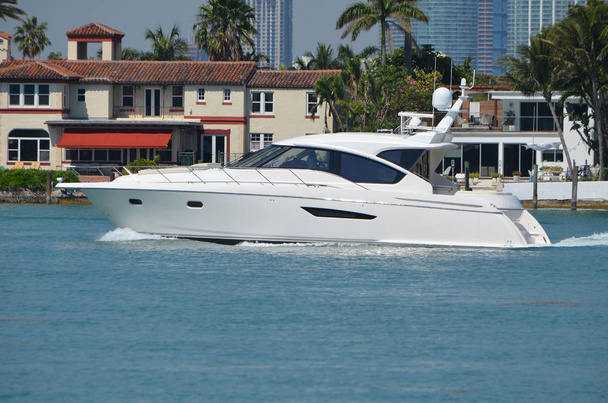 High-end cabin cruiser on the florida intra-coastal waterway off Miami Beach. - Photo, Image