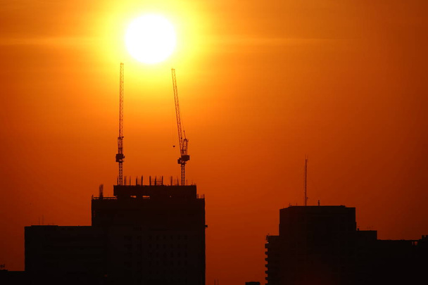 Pełne słońca sylwetka budowlanych budynek dźwig wieżowy - Zdjęcie, obraz