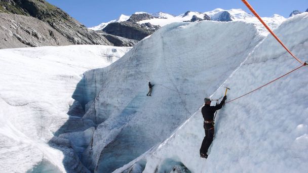 氷斧とスイス アルプスの氷河の上のロープのスキル トレーニング 2 つの山ガイド候補 - 写真・画像