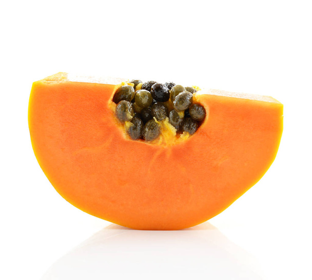 нарізана папайя ізольована на білому тлі
 - Фото, зображення
