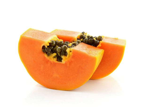 geschnittene Papaya isoliert auf weißem Hintergrund - Foto, Bild
