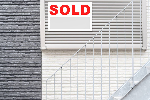 Sold real estate sign in front of house - Foto, Bild