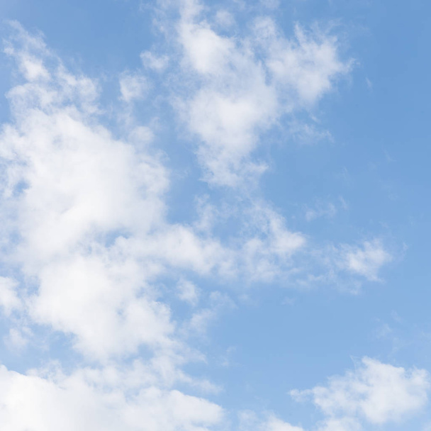 Fondo natural del cielo azul y las nubes
 - Foto, Imagen