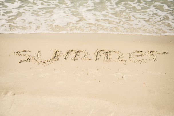 Kaiverrus hiekkaan "Summer". Ranta ja aallot
. - Valokuva, kuva