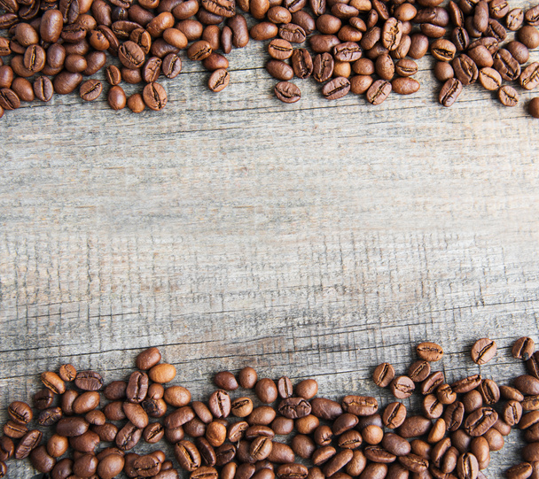кофейные зерна на деревянном фоне - Фото, изображение