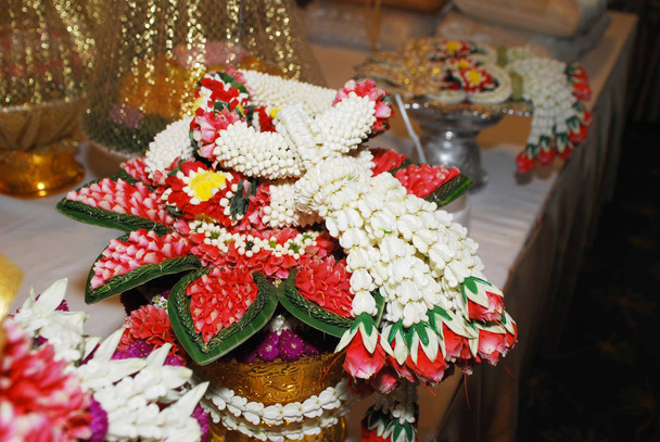 Тайська традиційні Весільні аксесуари, білий гірлянду з Жасмин і червоний пелюсток троянд на Золотий лоток - Фото, зображення