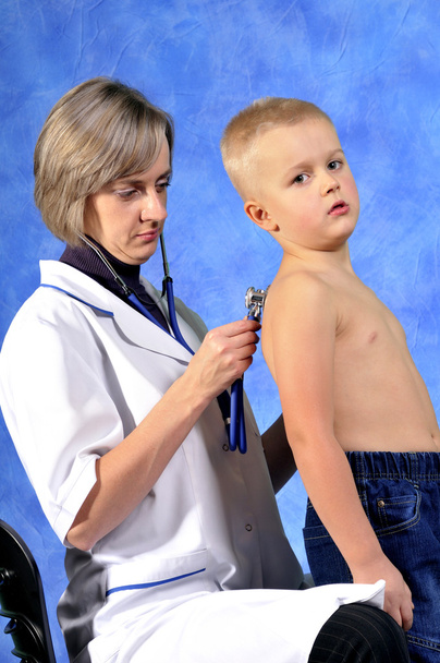 Médico examinando criança
 - Foto, Imagem