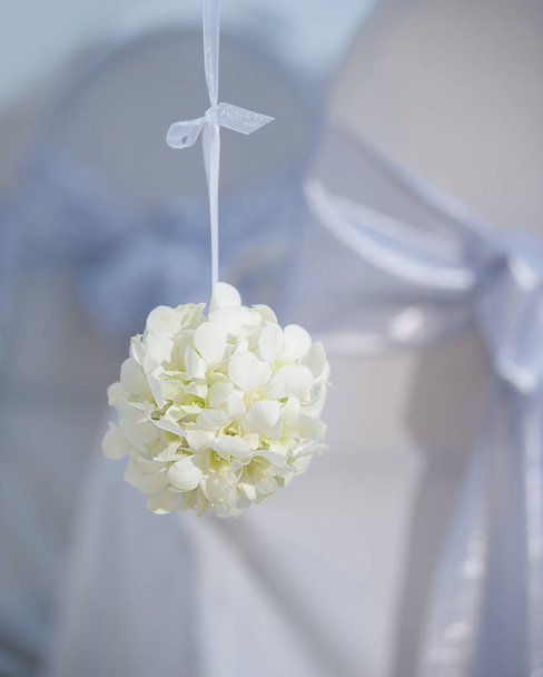 Белый помпон цветочный букет для украшения свадебной вечеринки
 - Фото, изображение
