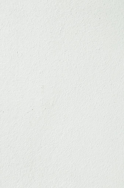 Grunzig bemalte Wandtextur als Hintergrund. Rissiger Betonboden, alt weiß gestrichen. Hintergrund gewaschene Malerei. - Foto, Bild