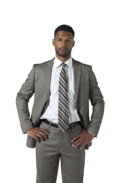 черный бизнесмен в костюме смотрит в камеру
 - Фото, изображение