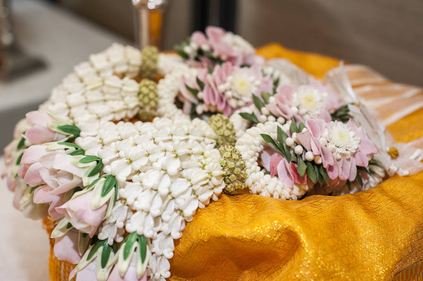Accesorios de boda tradicionales tailandeses, guirnalda blanca hecha de jazmín en bandeja de oro
 - Foto, Imagen
