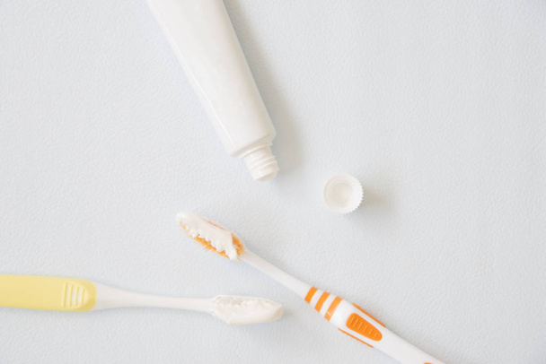 Zahnbürste mit Zahnpasta auf weißem Hintergrund. - Foto, Bild