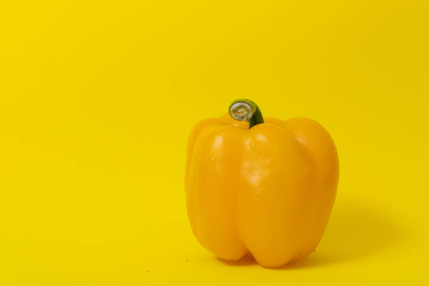Bell pepper on color background - Fotoğraf, Görsel