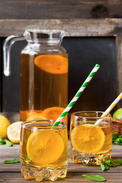 Osvěžující studený čaj s citronem - Fotografie, Obrázek