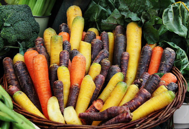Différents types de carottes dans un panier au marché
. - Photo, image