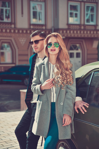 Trendy coppia alla moda in piedi vicino alla macchina
 - Foto, immagini