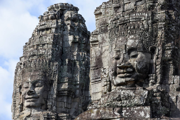 Ściany świątyni Bayon w Angkor Thom o Siemreap, Kambodża. - Zdjęcie, obraz