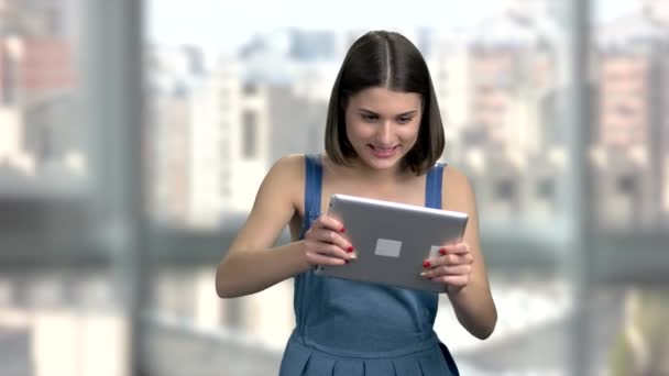 魅力的な女性を tablet pc 上で再生. - 映像、動画