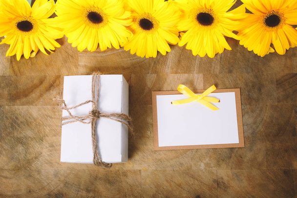 Little gift box with with yellow flowers - Zdjęcie, obraz