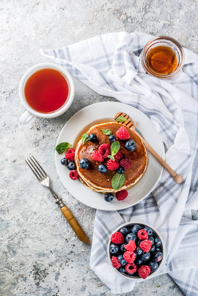 American pancakes with fresh berries - Foto, Imagen