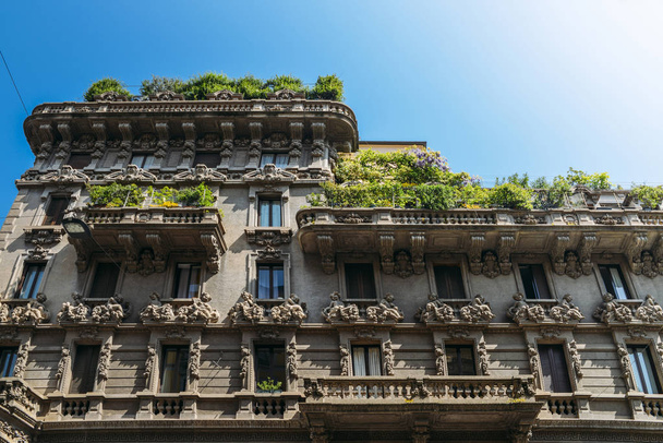 Część elewacji jednego z secesyjnym zabytkowym budynku w Mediolan, Włochy z niebieski niebo i kopiować miejsca - Zdjęcie, obraz