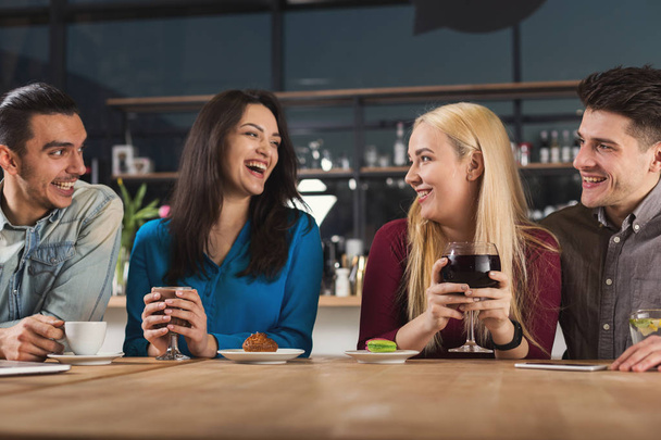 Happy jonge vrienden drinken koffie in Cafe - Foto, afbeelding
