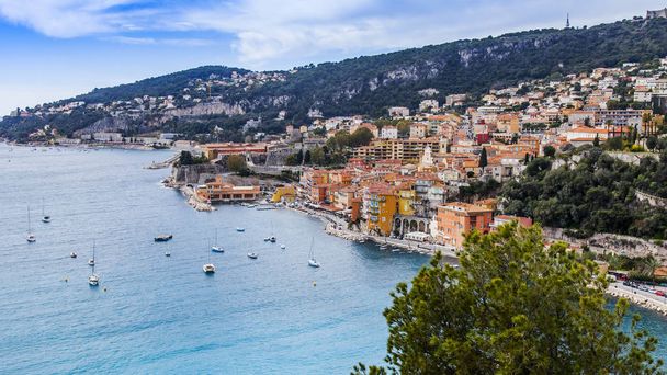 Villefranche-sur-Mer, FRANCE, on March 6, 2018. A view of a picturesque bay and beautiful buildings on the embankment of a bay - Fotografie, Obrázek