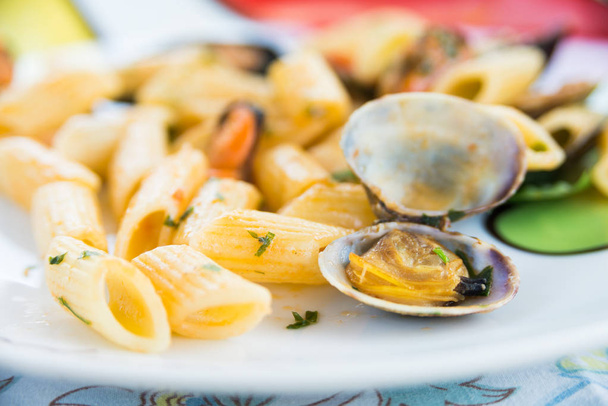 Penne allo Scoglio, блюдо из итальянской макарон с мидией и моллюсками
  - Фото, изображение