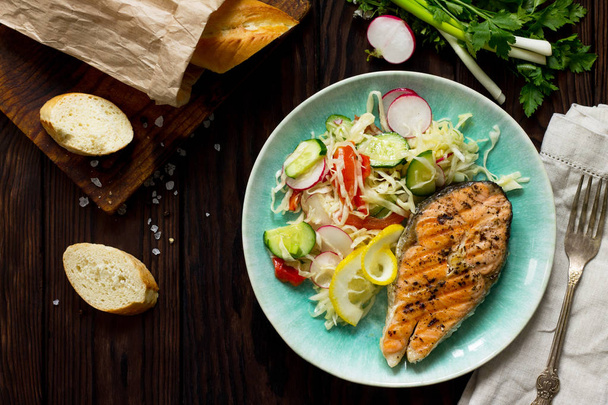 Стейк из лосося на гриле и вегетарианский овощной салат из редиса, с
 - Фото, изображение