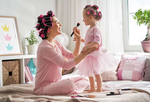 Mom and child doing hair - 写真・画像