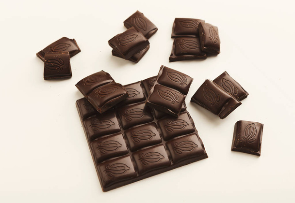barre de chocolat noir isolé sur blanc - Photo, image